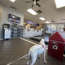 Mikeys Famous Roast Beef & Seafood - Interior
