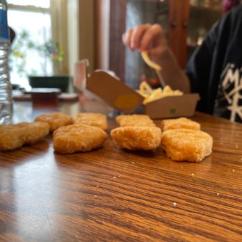 McDonald's - that theres only 8 nuggets when its supposed to be a 10 Piece McNuggets - Burgers Near Me - Warren, Ohio McDonald's - that theres only 8 nuggets when its supposed to be a 10 Piece McNuggets - Burgers Near Me - Warren, Ohio