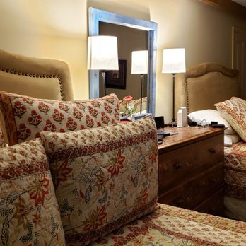 Annabelle Inn - Room 108 (Tin Roof) - double queen beds - Hotels Near Me - Aspen, Colorado