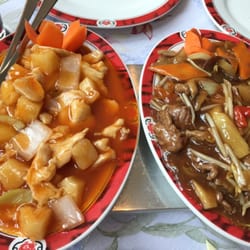 Fuh Wah - Links Hühnerfleisch Süß-Sauer und rechts Rindfleisch Chop Suey dazu als Beilage Reis und als Vorspeise eine Suppe oder Rolle.