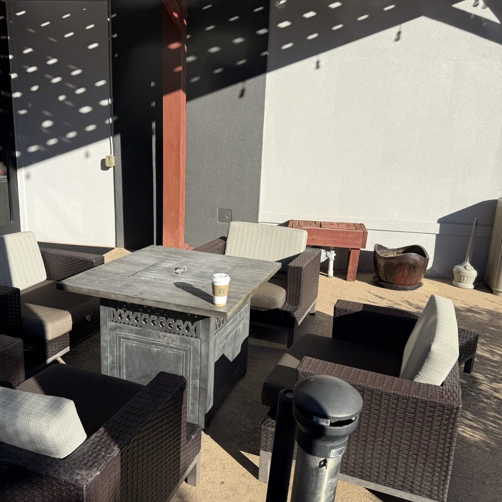 Courtyard by Marriott Tyler - Outdoor patio seating area - Hotels Near Me - Tyler, Texas