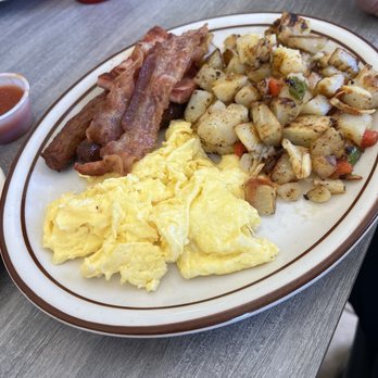 Lindo's Diner - American Near Me - Banning, California