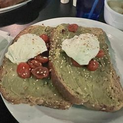 9er's Diner & Pub - Avocado toast
