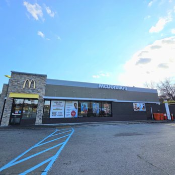 McDonald's - Outside entrance to McDonalds. - Fast Food Near Me - Munfordville, Kentucky McDonald's - Outside entrance to McDonalds. - Fast Food Near Me - Munfordville, Kentucky
