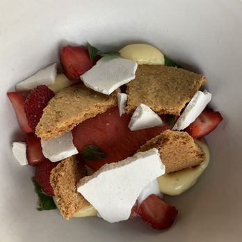 La Planque - Fresh strawberries dessert - French Near Me - Quebec City, Quebec