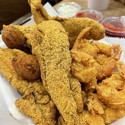 Doe Belly's Kitchen - Fish and shrimp dinner