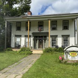 Brookside Inn At Laurens - The actual Inn. No fresh painted white columns and trim as shown in the Expedia description. No lovely carpeted front porch.