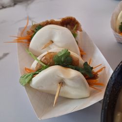Hawaii Poke & Ramen - Chicken buns