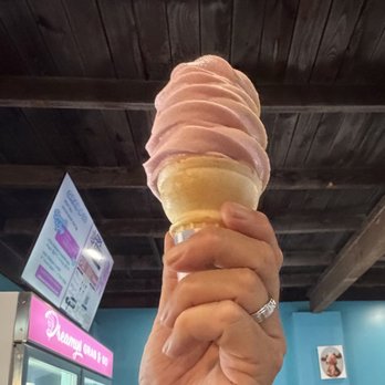 Dreamys Ice Cream - Strawberry banana swirl! - Food Trucks Near Me - Burlington, Kentucky Dreamys Ice Cream - Strawberry banana swirl! - Food Trucks Near Me - Burlington, Kentucky