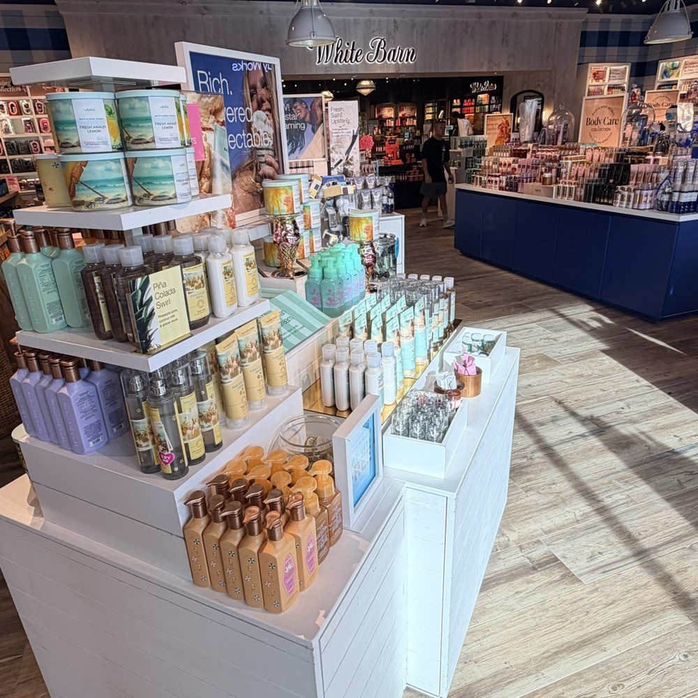 Bath & Body Works - Overall, decent spacing, but there are a couple of places that can get tight. - Cosmetics & Beauty Supply Near Me - Jacksonville, Florida Bath & Body Works - Overall, decent spacing, but there are a couple of places that can get tight. - Cosmetics & Beauty Supply Near Me - Jacksonville, Florida