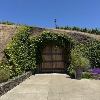 Saracina Vineyards - Wine Tours Near Me - Hopland, California Saracina Vineyards - Wine Tours Near Me - Hopland, California