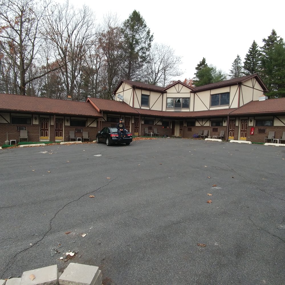 Lake Harmony Inn, rooms and parking lot Lake Harmony Inn, rooms and parking lot