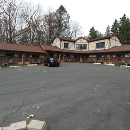 Lake Harmony Inn, rooms and parking lot Lake Harmony Inn, rooms and parking lot
