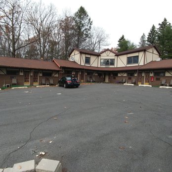 Lake Harmony Inn - Lake Harmony Inn, rooms and parking lot - Hotels Near Me - Lake Harmony, Pennsylvania Lake Harmony Inn - Lake Harmony Inn, rooms and parking lot - Hotels Near Me - Lake Harmony, Pennsylvania