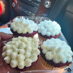 Juanys Bakery - Red velvet cupcakes with cream cheese