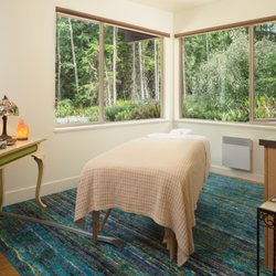 Metamorphé Health Clinic - Massage Room