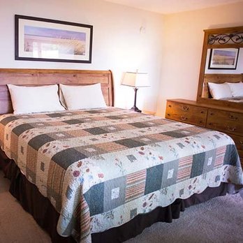 M-22 Inn Suttons Bay - Standard King Room with private bath. - Hotels Near Me - Suttons Bay, Michigan M-22 Inn Suttons Bay - Standard King Room with private bath. - Hotels Near Me - Suttons Bay, Michigan