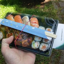 Lucky Sushi - Menü Set 9. Mangels Lieferservice frisch abgeholt. Mein erstes Sushi mit Fritierten teilen (mini Tokyo Roll)