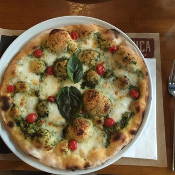 Domenica - Pizza com pesto. - Pizza Near Me - Rio de Janeiro, RJ