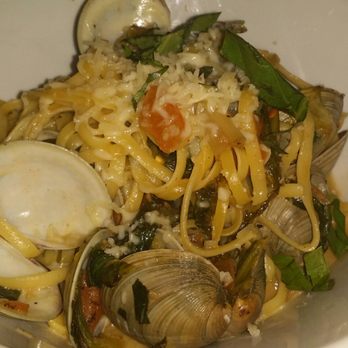 Sonoma Bistro - Clams and Linguine. Little neck clams, escarole, Roma tomatoes in white sauce. Sooooooo Good !! - Breakfast & Brunch Near Me - Rutherford, New Jersey