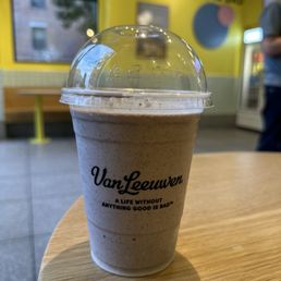 Cookie & cream milkshake Cookie & cream milkshake