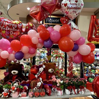 Harris Teeter - Beautiful Valentine's Day display. - Grocery Near Me - Potomac, Maryland