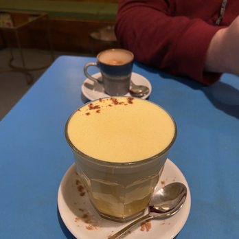El Perro de Pavlov - Expresó doble y cúrcuma chai (lo recomiendo) - Cafeteria Near Me - Madrid, M