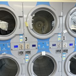 Olympic Heights Laundry - Bless those people who left notes warning the broken machines. We tried 2 One with continued error and the other with no heat