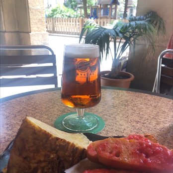 Kasparo - Tortilla española y pan con tomate - Dive Bars Near Me - Barcelona, B