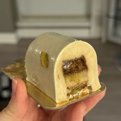 Ladurée - Pistachio log inside