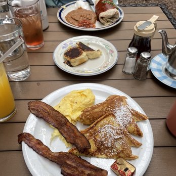 Wild Mountain Cafe - Breakfast Overview with Manmosas - American Near Me - Seattle, Washington Wild Mountain Cafe - Breakfast Overview with Manmosas - American Near Me - Seattle, Washington