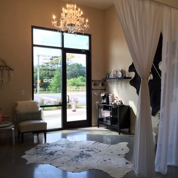Lash & Brow by Evelyn - Waiting Room!!!! - Eyelash Service Near Me - Austin, Texas Lash & Brow by Evelyn - Waiting Room!!!! - Eyelash Service Near Me - Austin, Texas