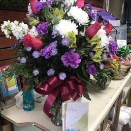 Very nice arrangement from Alaska Flower Shop. Very nice arrangement from Alaska Flower Shop.