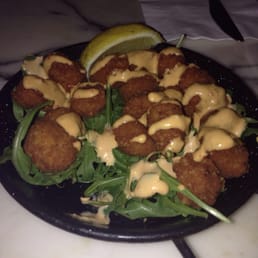 Chicken bites with spicy sauce on rocket Chicken bites with spicy sauce on rocket