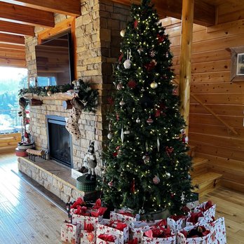 Bear Camp Cabin Rentals - Living Room / Christmas Decorations - Vacation Rentals Near Me - Pigeon Forge, Tennessee