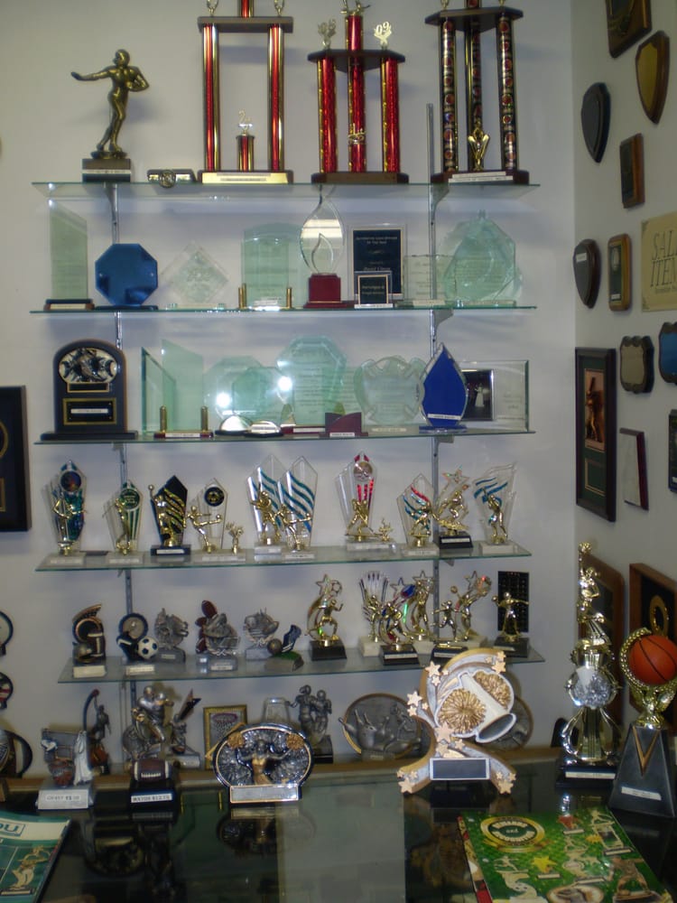 THE TROPHY HOUSE Updated September 2024 100 E 2nd St, Jamestown