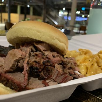 Rolling Smoke BBQ - Brisket sandwich and macaroni and cheese - Barbeque Near Me - Aurora, Colorado