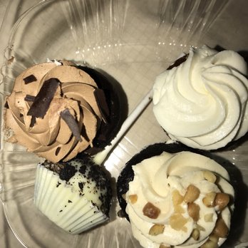 Cafe Desserts Etc - Peanut butter / chocolate / lemon / Oreo cake pop - Desserts Near Me - Montreal, Quebec Cafe Desserts Etc - Peanut butter / chocolate / lemon / Oreo cake pop - Desserts Near Me - Montreal, Quebec