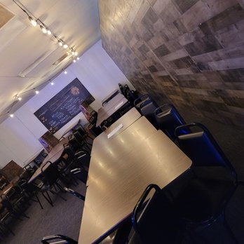 Leo's Wings - a restaurant with tables and chairs - Chicken Wings Near Me - Lancaster, South Carolina