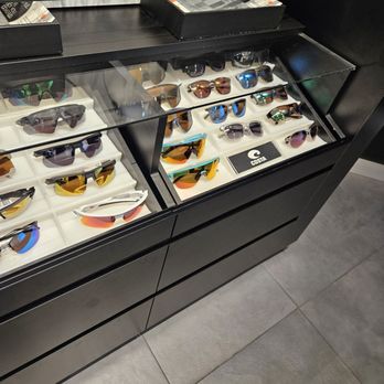 Sunglass Hut - Oakley sunglasses - Sunglasses Near Me - Valencia, California Sunglass Hut - Oakley sunglasses - Sunglasses Near Me - Valencia, California