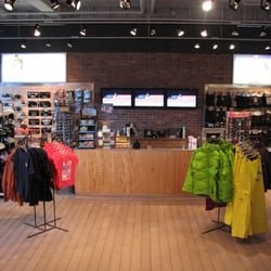 Aloha Ski & Snowboard Rental - Ski & Snowboard packages conveniently located at the base of Canyons Resort.