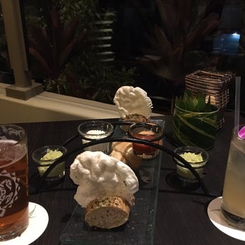 Kō - Bread and spread display with a Mana Wheat Pineapple Beer and a Ginger Beer Lemonade - Seafood Near Me - Maui, Hawaii