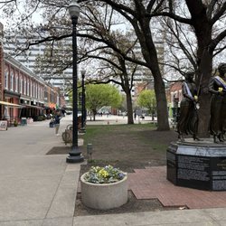 Market Square - The square which has a stage hosts all kinds of events. There are a lot of restaurants around the perimeter of the square.