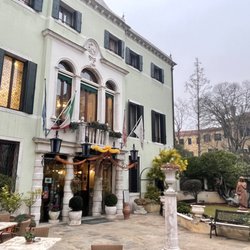 Pensione Academia - Front garden courtyard