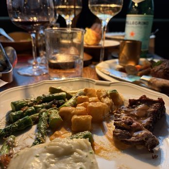 Dēliz - Whipped potatoes, filet, asparagus and gnocchi! Great! - Italian Near Me - Chicago, Illinois