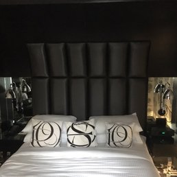 Queen size bed - street facing room with view