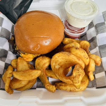 Mueller Wagyu - Wagyu Smashburger + Famous Fry Basket - Food Trucks Near Me - Frisco, Texas Mueller Wagyu - Wagyu Smashburger + Famous Fry Basket - Food Trucks Near Me - Frisco, Texas
