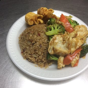 Golden Ming - Lunch Combination Platter Chicken and Broccoli with the side of pork fried rice and crab rangoons. (dine in) - Chinese Near Me - Canaan, New Hampshire