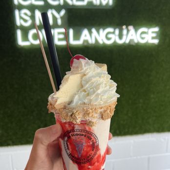 Carolina Scoops Ice Cream - Queens strawberry cheesecake - Ice Cream & Frozen Yogurt Near Me - Pineville, North Carolina