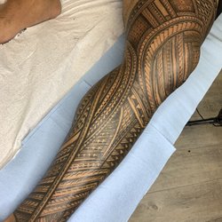 The Black Lei Tattoo - Oahu Boy, Full Leg. Freehand.